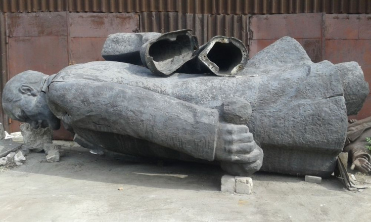 Ленина, большого и маленького, в Мариуполе пустят с молотка (ФОТО)
