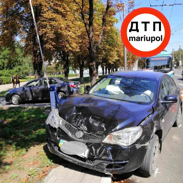 Авария через две сплошные произошла в центре Мариуполя