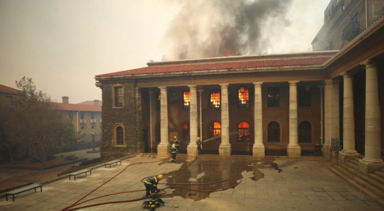 Масштабный пожар в ЮАР: горел университетский городок и мельница XVIII века, эвакуировано более 50 тысяч человек