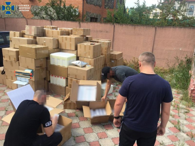 В Мариуполе прошли обыски: накрыли масштабное производство контрабандных анаболиков