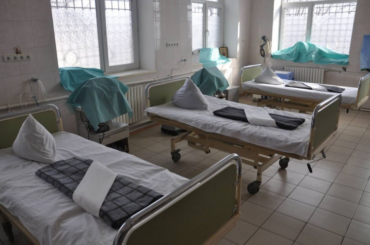 Литовские волонтеры подарили военному госпиталю в Мариуполе реанимобиль и кровати (ФОТО)