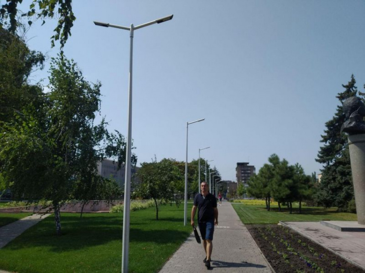 Эра LED-светильников: в Мариуполе отказываются от дешевых лампочек для фонарей