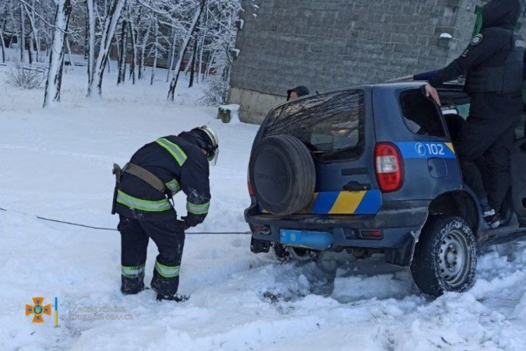 В Мариуполе машина попала в «ловушку». Спасатели помогали водителям по всей Донецкой области