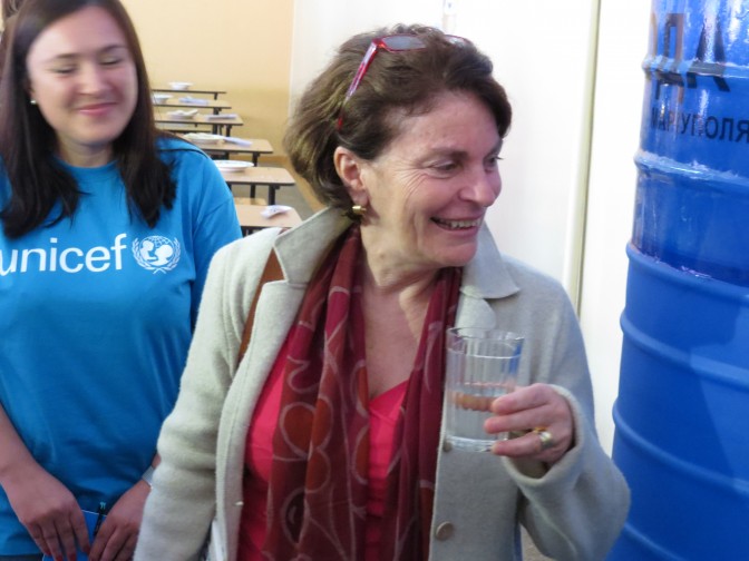   Мэр Мариуполя и глава ЮНИСЕФ Джованна Барберис чокнулись стаканами в школе №66 (ФОТО)