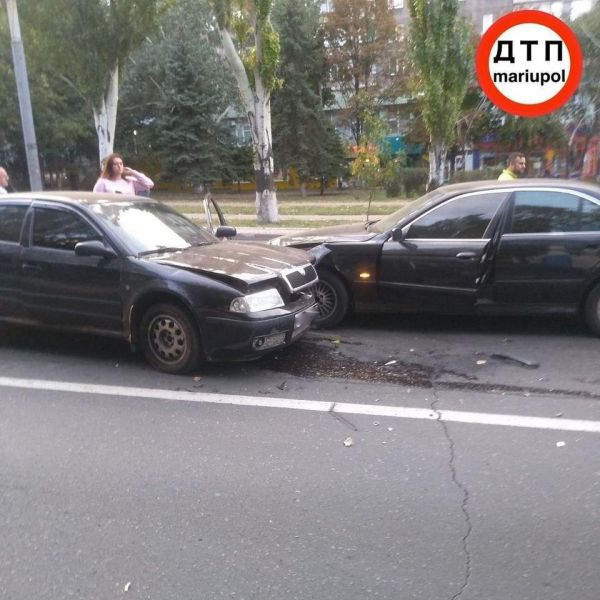 В Мариуполе столкнулись автомобили: пострадал пассажир