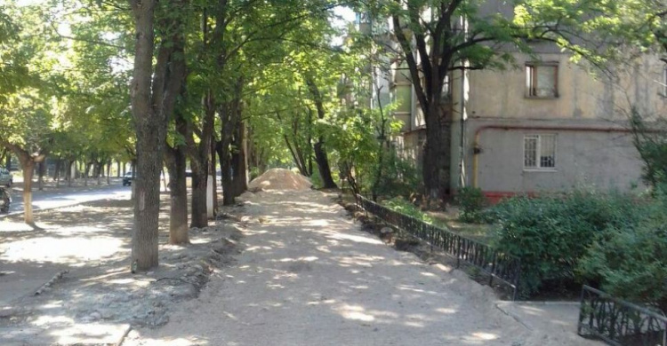 На трех улицах Мариуполя появятся новые тротуары (ФОТО)