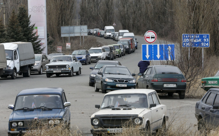 Утром в КПВВ в Донбассе скопилось 800 машин