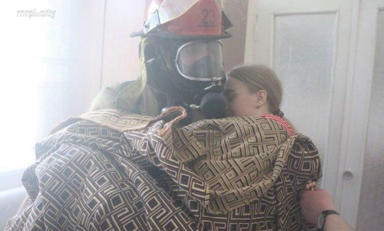 Спасатели Мариуполя вынесли ребенка из «горящего» санатория (ФОТО)