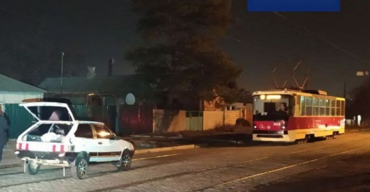 В Мариуполе машина сбила пешехода, остановив движение трамваев