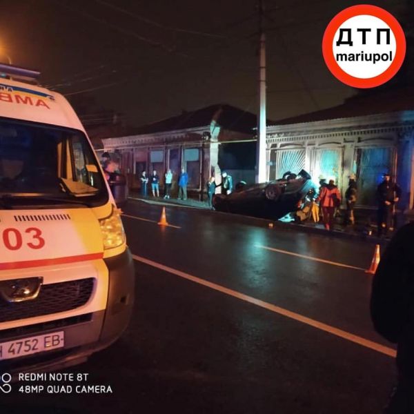 ДТП в Мариуполе: водителя пришлось вырезать из машины, пострадавшие в больнице