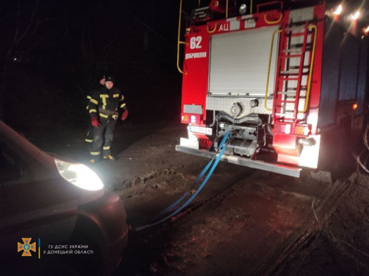 Легковушки и кареты скорой помощи застревали в грязи в Мариуполе и других городах Донетчины