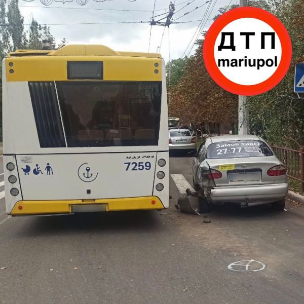 В Мариуполе столкнулись коммунальный автобус и такси