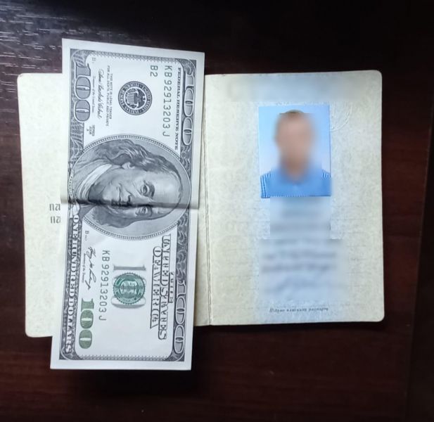 Чтобы «не заметили» валюту: на КПВВ под Мариуполем пограничникам предложили взятку