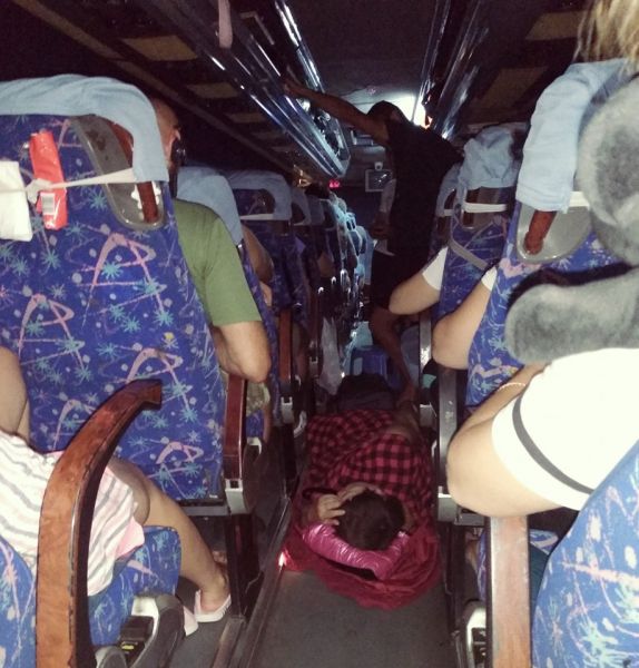 Пожилую пассажирку автобуса Одесса – Мариуполь заставили спать на полу (ФОТОФАКТ)