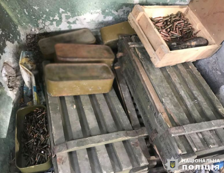 Мина, снаряды, тысячи патронов: в поселке под Мариуполем нашли схрон боеприпасов