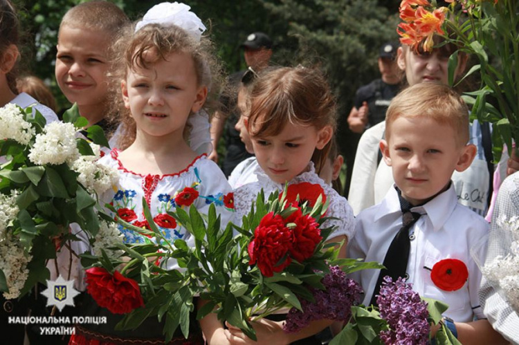 Мариупольцы в преддверии Дня Победы поздравили ветеранов (ФОТО)