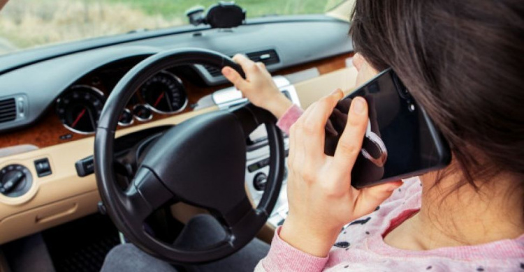 В Мариуполе женщину-водителя оштрафовали за разговор по телефону (ВИДЕО)