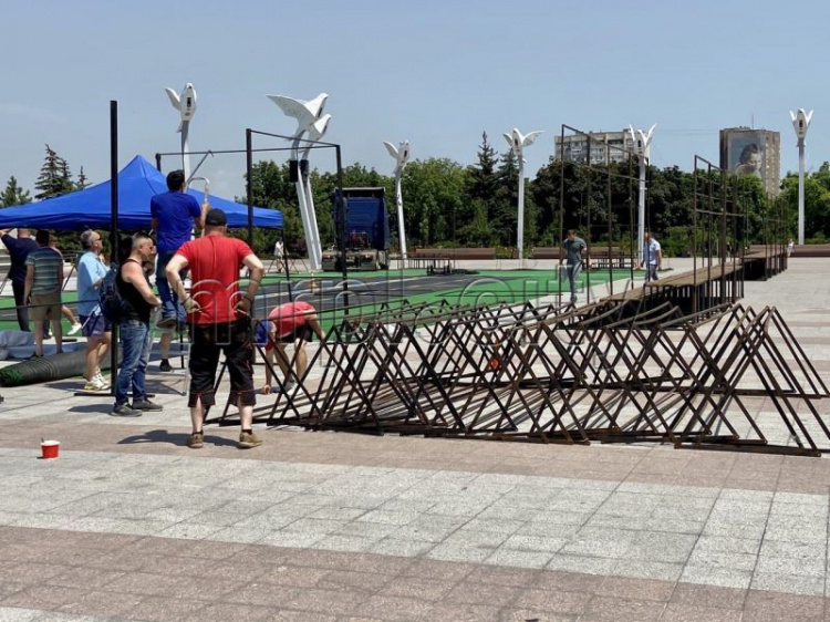 Площадь Свободы и Мира уже готовят к фестивалю в Мариуполе