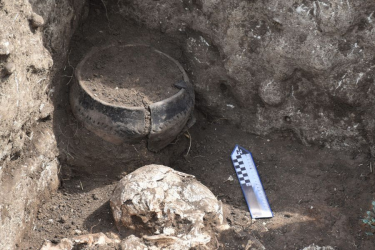 Мариупольские археологи раскопали захоронение древнего жреца