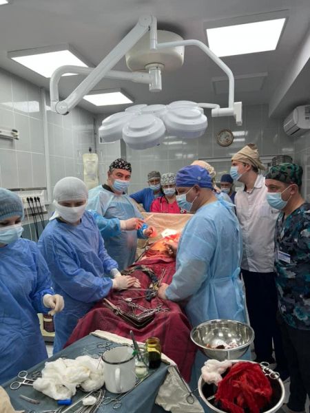 В Мариуполь прилетели столичные хирурги, чтобы спасти «тяжелую» пациентку