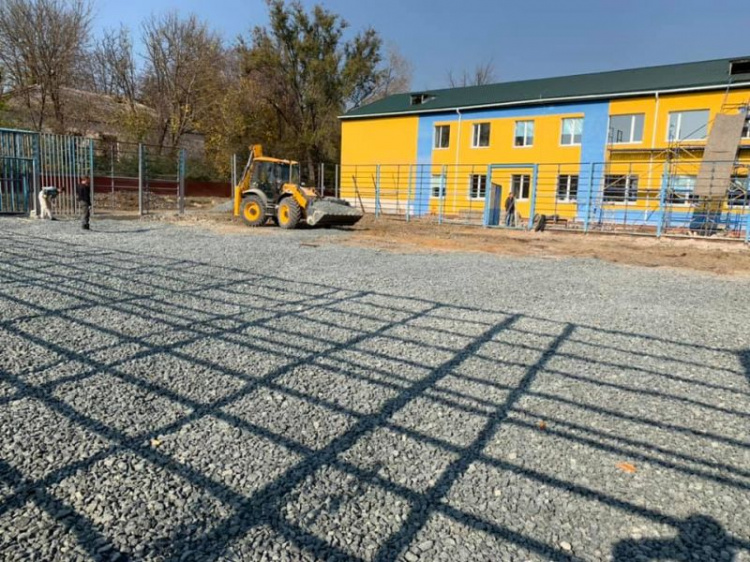Быстрыми темпами: как проходит строительство опорной школы под Мариуполем (ФОТО)