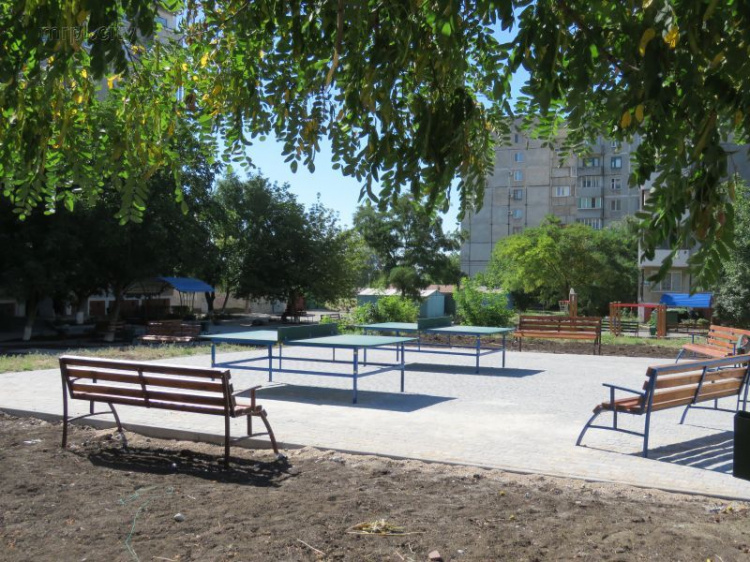 В Мариуполе объединившиеся ОСМД создают мини-парк с фонтаном в пострадавшем от обстрела дворе (ФОТО)