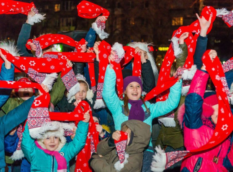 Мариупольцев утеплили рождественскими шарфами с приазовским орнаментом (ФОТО)