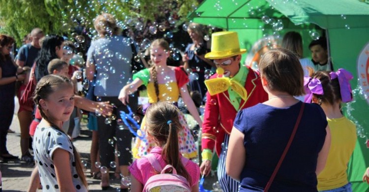 В Мариуполе с клоунами и Бабками Ёжками дети отметили свой праздник (ФОТО)