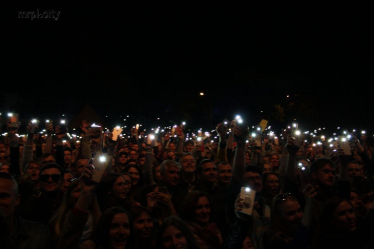 Тысячу «огней» зажгли мариупольцы для музыкантов «Kadebostany» (ФОТО)