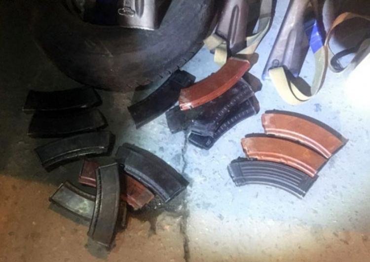 В автомобиле в Мариуполе нашли 5 автоматов и более 1500 патронов (ФОТО) 
