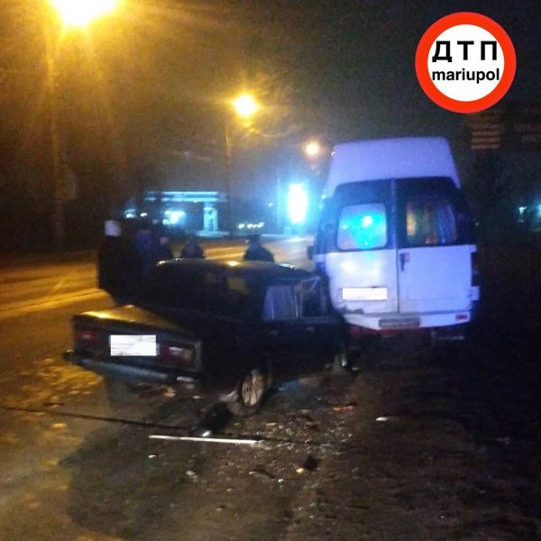 В Мариуполе сбили женщину и повредили припаркованный микроавтобус