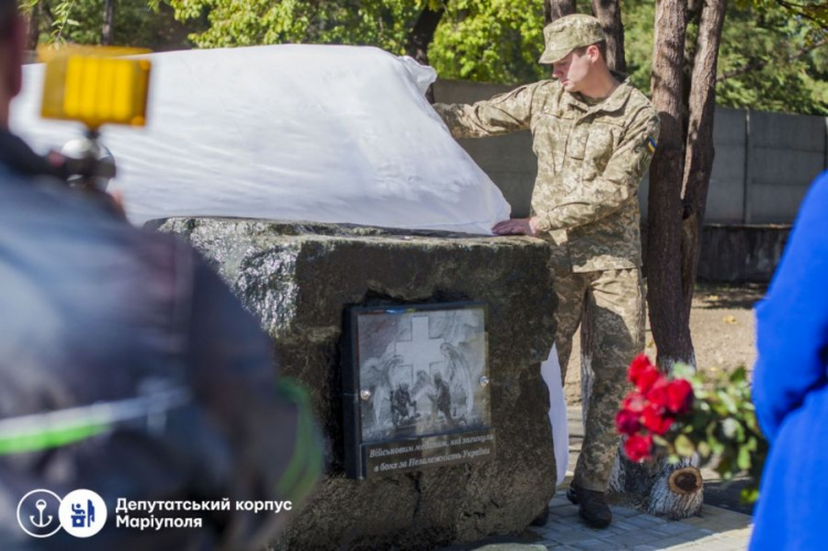 В Мариуполе появился памятник погибшим военным медикам (ФОТО)