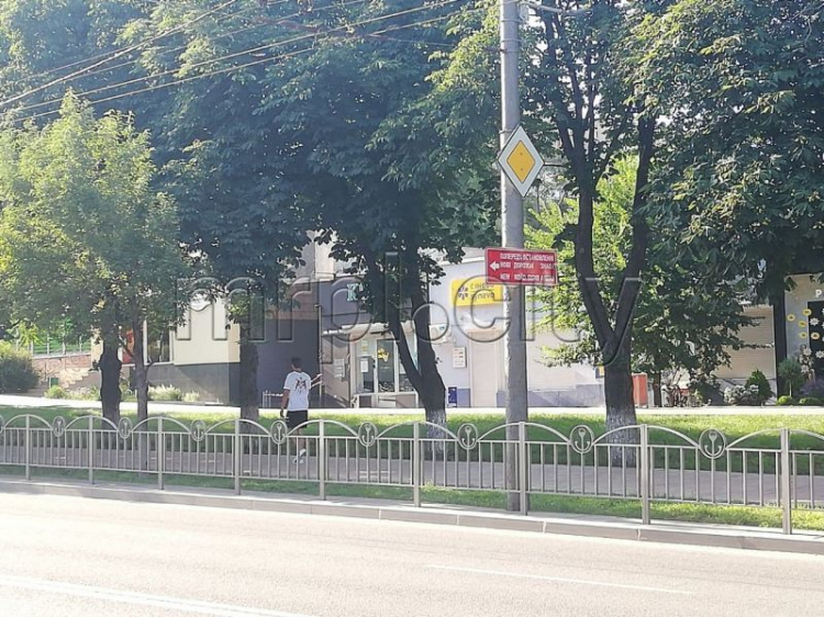 В центре Мариуполя появились новые дорожные знаки. Автомобилисты рискуют и едут «против шерсти»