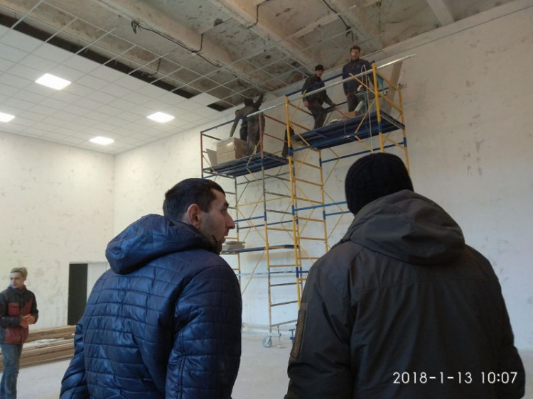 В прифронтовом поселке Донецкой области достраивают опорную школу (ФОТО)