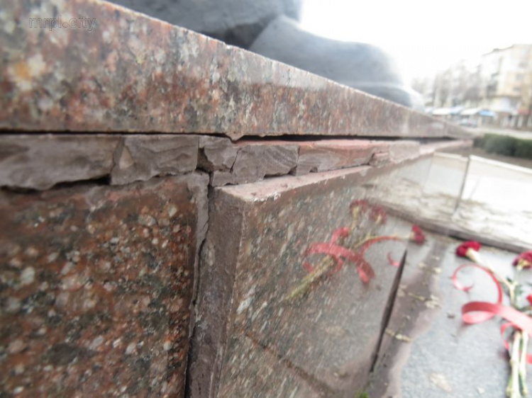 В Мариуполе разрушается памятник освободителям от нацизма (ФОТОФАКТ)