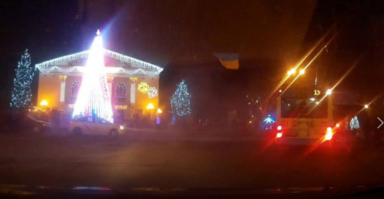 Мариупольские патрульные потушили загоревшийся возле главной елки автомобиль (ФОТО)