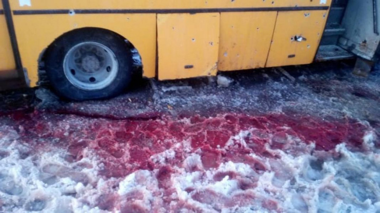 Погибли 12 мирных жителей, 18 – ранены: что известно об обстреле автобуса под Волновахой семь лет спустя