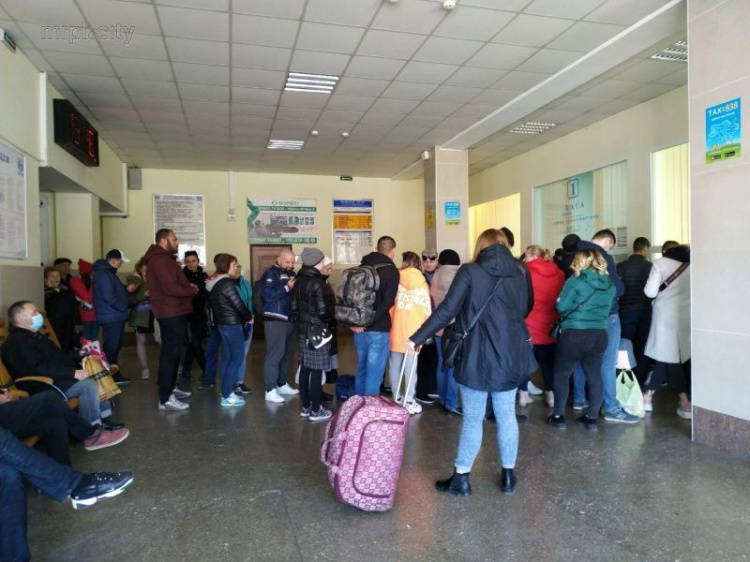 Ажиотаж на мариупольском вокзале: сотни горожан у касс, несмотря на карантин (ФОТО+ВИДЕО)