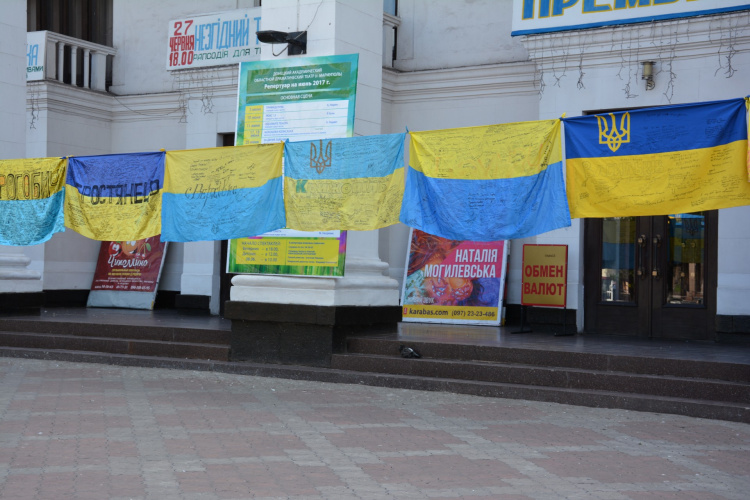 Флаги из 400 городов Украины вывесили в центре Мариуполя (ФОТО)