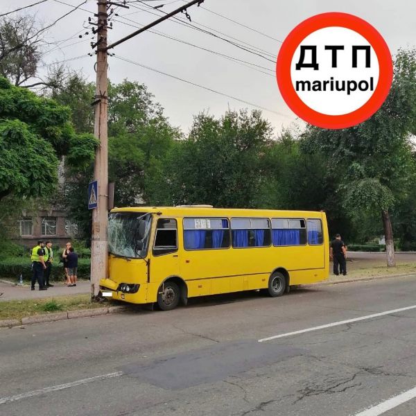 ДТП с пострадавшим: в Мариуполе маршрутка врезалась в электроопору (ДОПОЛНЕНО)