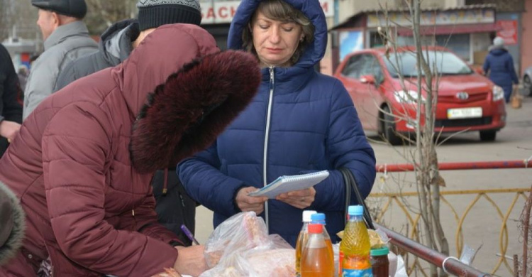 В Мариуполе около 30 проверок не смогли побороть уличную торговлю по улице Латышева (ФОТО)