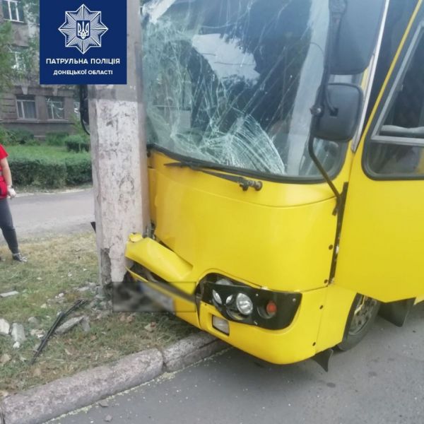 ДТП с пострадавшим: в Мариуполе маршрутка врезалась в электроопору (ДОПОЛНЕНО)