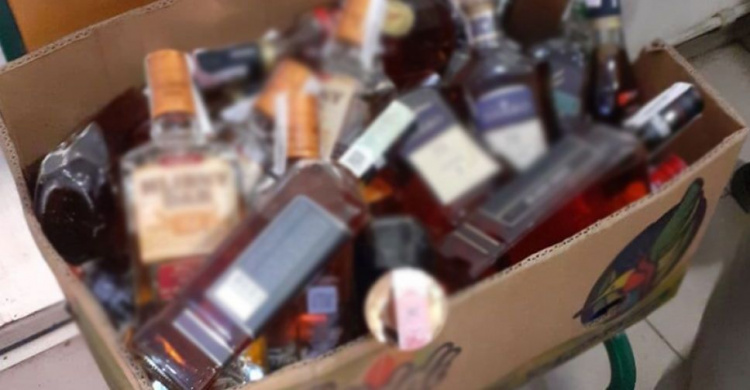 В Мариуполе изъяли из продажи более двух тысяч литров опасного алкоголя
