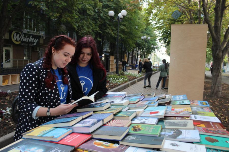 Восемь издательств и тысячи посетителей: как в Мариуполе прошел книжный фестиваль (ФОТО)