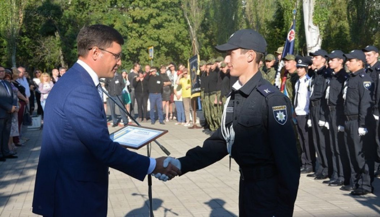 В Мариуполе впервые приняли клятву курсантов Донецкого юридического института (ФОТО)