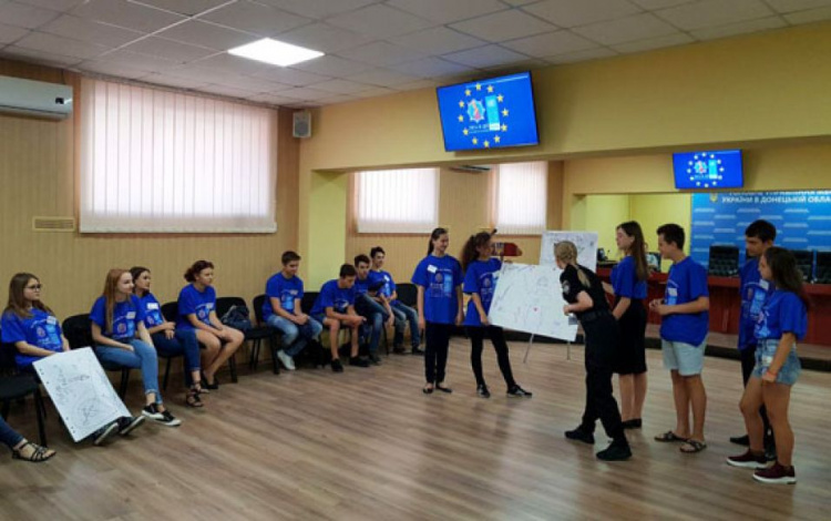Мариупольские подростки учатся помогать сверстникам избегать насилия (ФОТО+ВИДЕО)