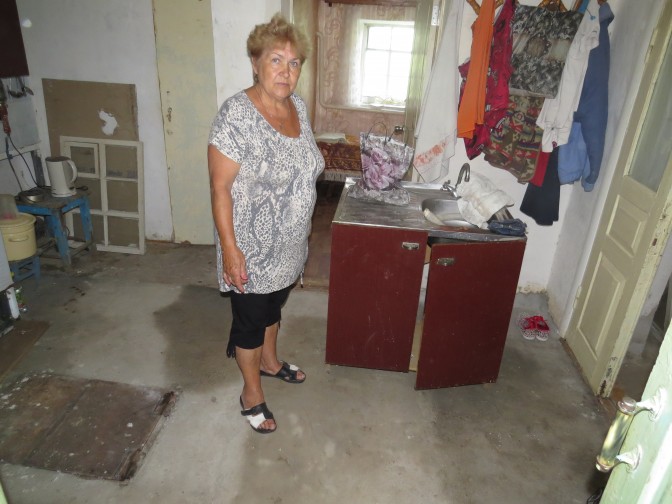 Мариупольцам, чьи дома затопили фекалии, выделят по 5000 гривен (ФОТО+ВИДЕО)