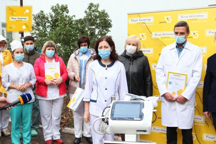 Медики Волновахи получили аппарат ИВЛ экспертного класса от Фонда Рината Ахметова и SCM