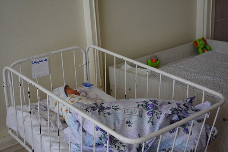 Врачи Мариуполя призывают помочь новорожденной девочке, которую бросила мать