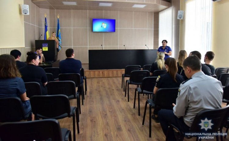 Мариупольские полицейские приступили к изучению языка жестов (ФОТО)